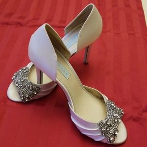 Betsey Johnson white satin approx 5" heel